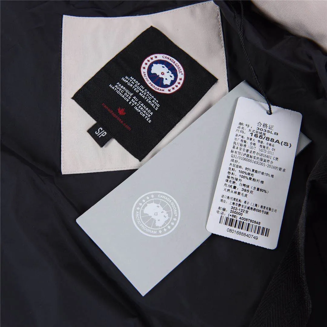 P760 Canada Goose Canada Goose #Mystique 3035LB extended parka down jacket/22 styles #women# ➖ Genuine synchronous anti-counterfeiting chip sensor! ➖ Imported 21-count polyester-cotton blended original fabric [last year’s 16-count/18-count hard fabrics have been completely eliminated, this year all use 21-count genuine synchronous fabrics, the soft mid-strap feels delicate and textured], genuine synchronous Feather-Light 10D waterproof coating fabric, made of 84.5 polyester fiber and 15.5 cotton, 100% the best feel in the entire network! ➖ The genuine official website is synchronized with the international standard 90 velvet! ➖ Using the best nylon lining with double double-layer sealing design, velvet-proof No. 7 needle + grid-filled down ready-made garments, there is 100% no so-called velvet running! ➖ The cuffs are designed with thickened seamless threads, and the collar and pockets are lined with top-quality polar fleece to keep you warm and comfortable! ➖ Yoshida YKK provides original custom-made electroplated sliders. YKK two-way lockable zippers are tight and smooth and will not peel off paint! ➖ 3M composite guarantees that the Velcro is the same as the original, durable, and all accessories and hardware are custom-made! ➖ Imported BEHRINGER embroidery machine to customize the 10,000-needle embroidery logo, 98% of which can be reproduced to restore the original logo. You can check and compare on the official website! ➖ The fur collars are all made of large pieces of Western Canadian blue wolf hide, ensuring that each fur collar is 13-15cm wide!  ⛔No slander, no exaggeration, professionalism because of focus!  SIZE: Purchasing agent grade: S M L [Attached: size chart] SIZE: Genuine grade: XXS XS S M L XL [Attached: size chart]